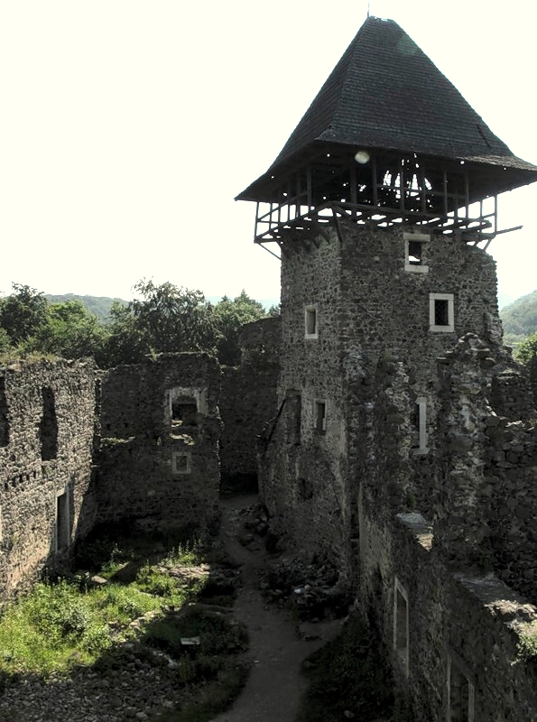 центральний двір Невицького замку